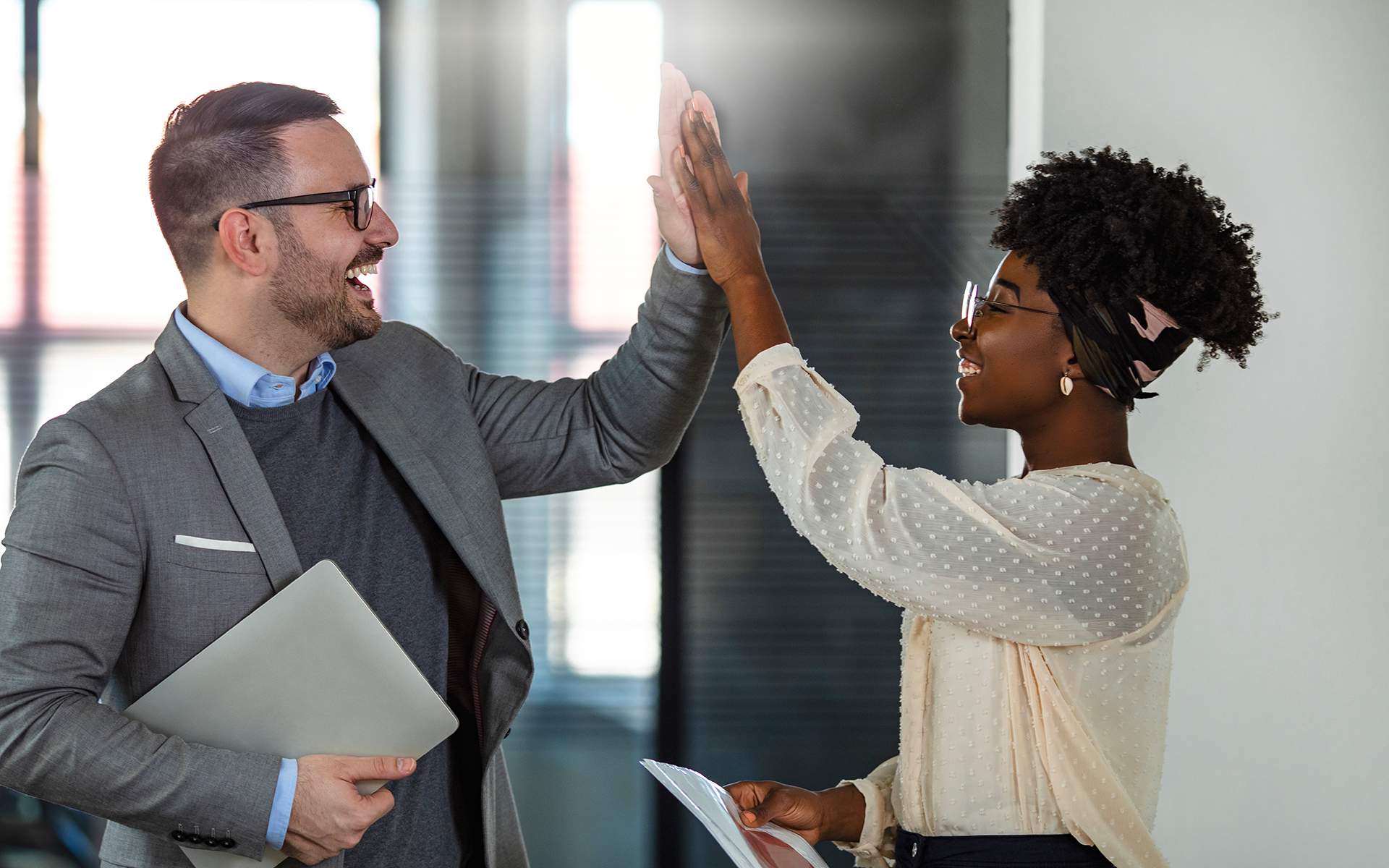 Workplace Gratitude: Boost Productivity & Well-being